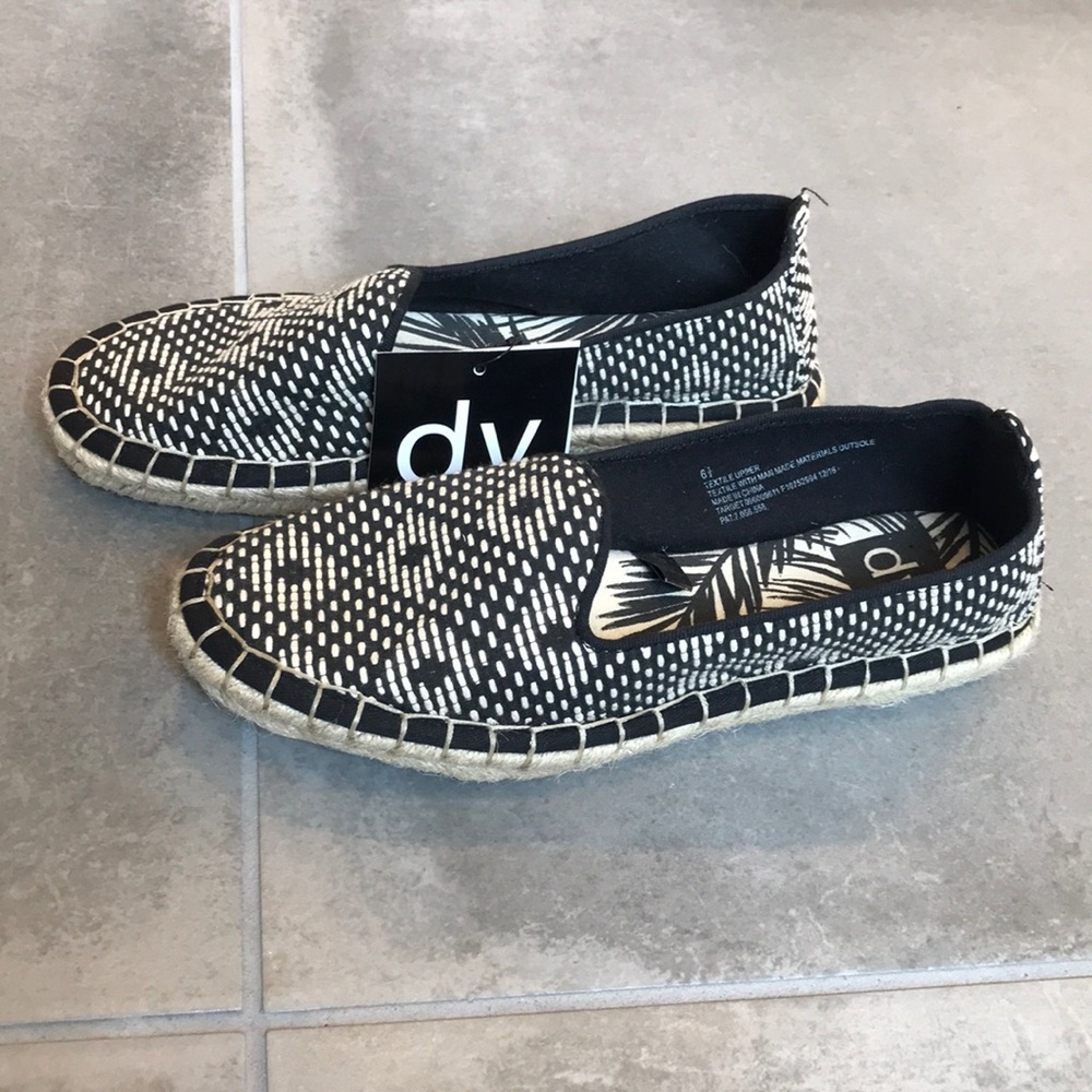 New DV black flats